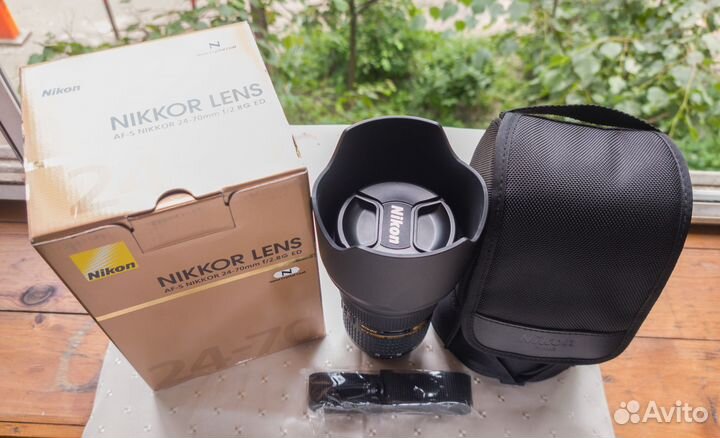 Nikon AF-S nikkor 24-70mm f/2.8G ED / HB-40