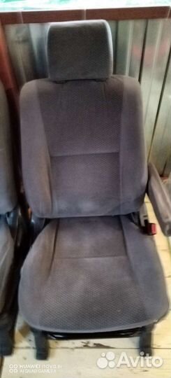Передние сиденья для Тойота Вокси 2002год