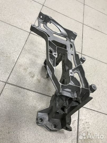 Кронштейн фары L для Mercedes-Benz C-Klasse W205