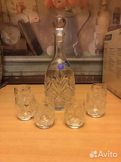 Хрустальный графин и стопки