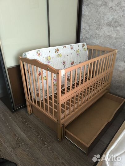 Детская кроватка с маятником и ящиком