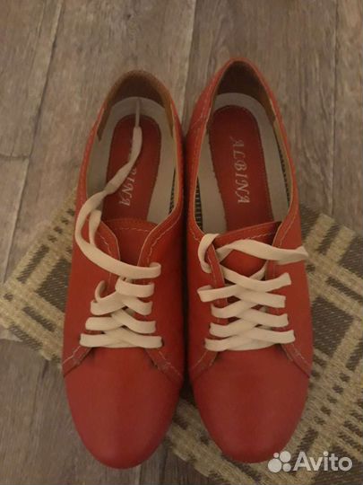 Кроссовки женские