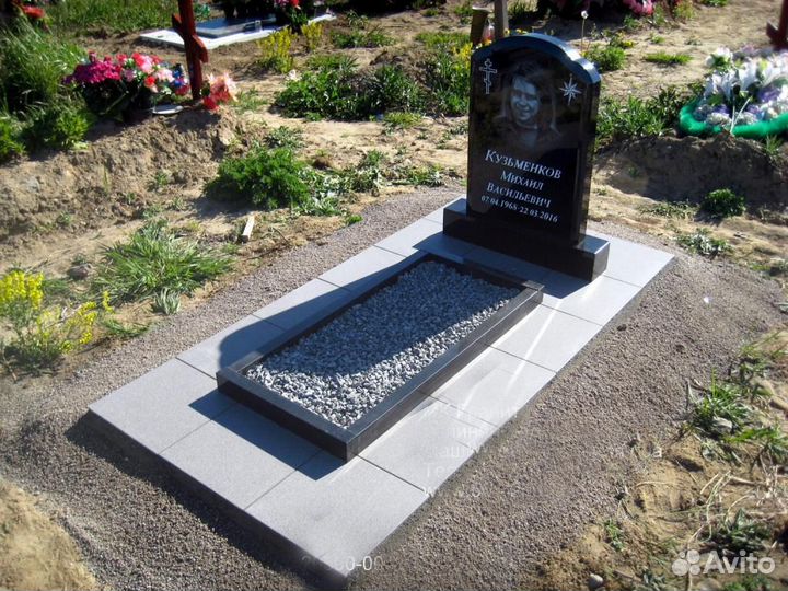 Памятник из черного гранита