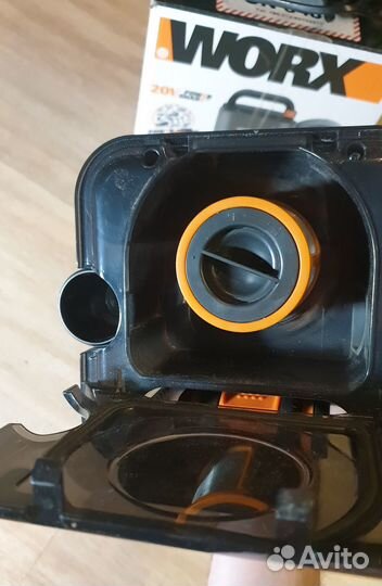 Аккумуляторный пылесос Worx WX030 + акб