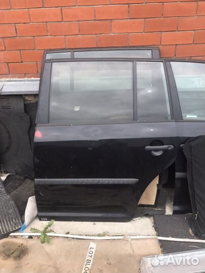 Задняя левая дверь на фольксваген Тауран