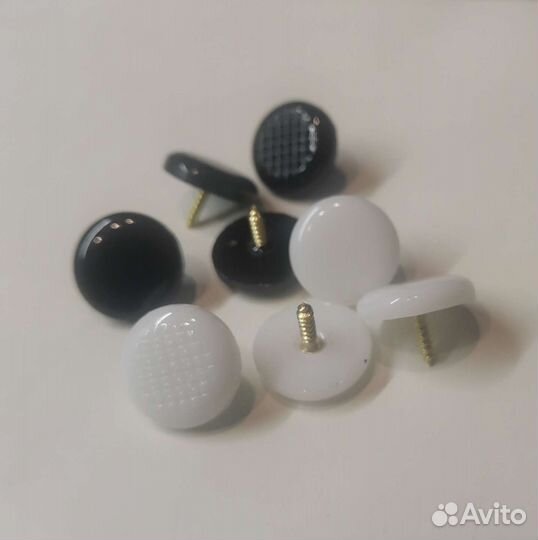 Черно-белые кнопки