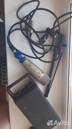 Студийный конденсаторный микроофон