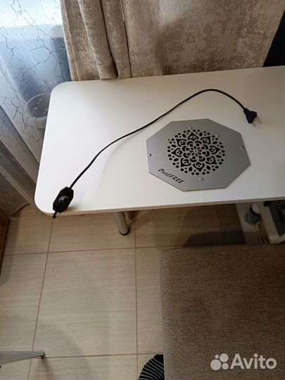 Маникюрный стол с вытяжкой