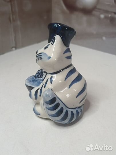 Котик с рыбкой