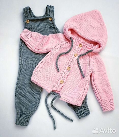 Вязаный детский костюм