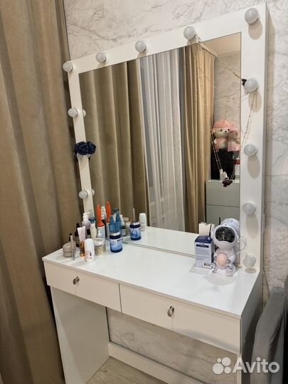 Туалетный столик с лампочками