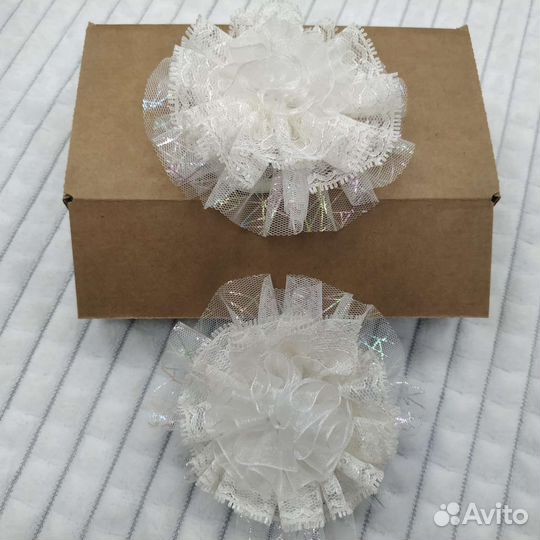 Бант белый на резинке с кружевом