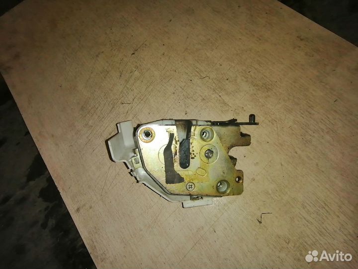 Замок двери задний левый киа Кларус