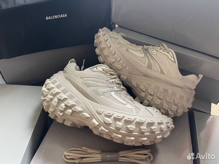 Balenciaga Defender White на руках