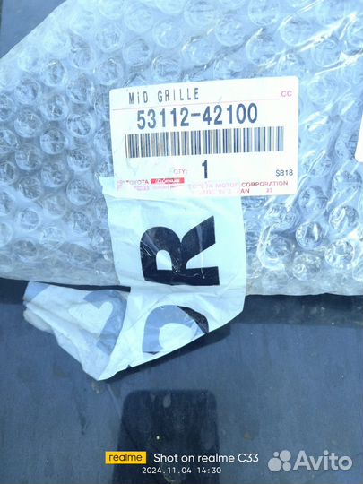 Решетка в бампер toyota RAV4 15- верхняя новая ори