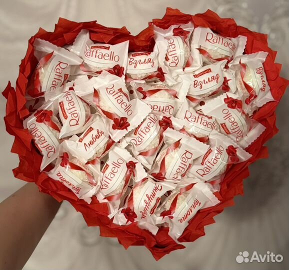 Сладкие букеты из конфет и роз из атласных лент