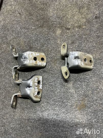 Петли дверей Nissan Primera P12