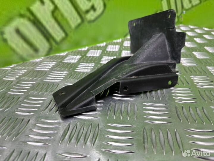 Пыльник радиатора левый Mercedes-Benz W124 M102