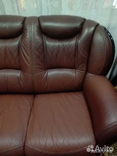 Кожаный диван