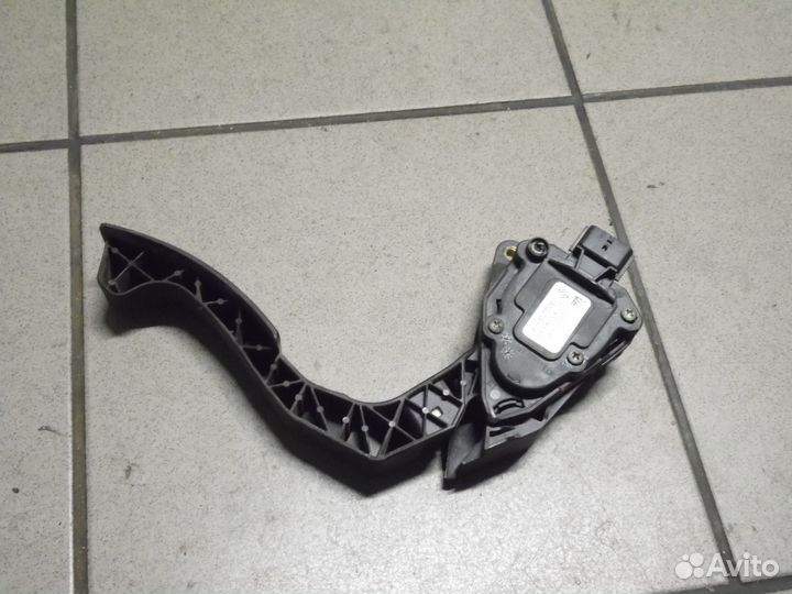 Педаль газа электронная Рено Логан Сандеро 2