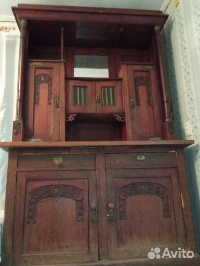 Старинный антикварный шкаф буфет