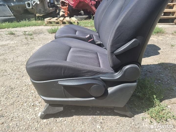 Сиденья передние Ssang Yong Actyon 2011