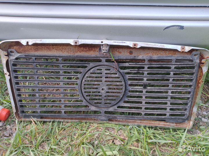 Решетка радиатора mercedes 124