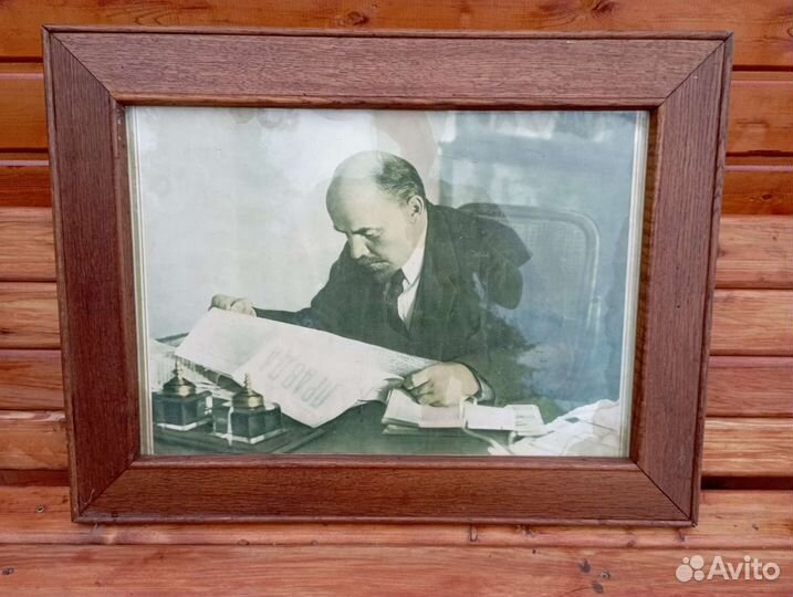 Ретро фотография Ленин читает Правду