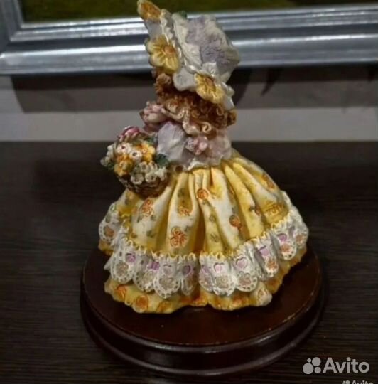 Фарфоровая статуэтка девочка, коллекционная
