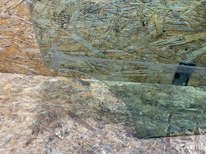 Стекло двери переднее левое Mercedes-Benz