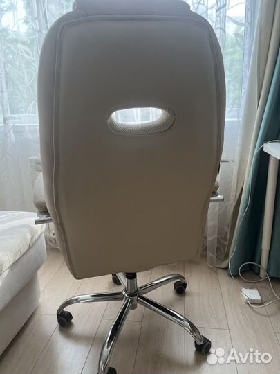 Офисное кресло
