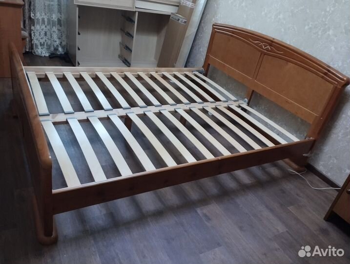 Кровать двухспальная деревянная+шкаф