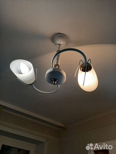 Люстра белая на крючке 2 плафона E14