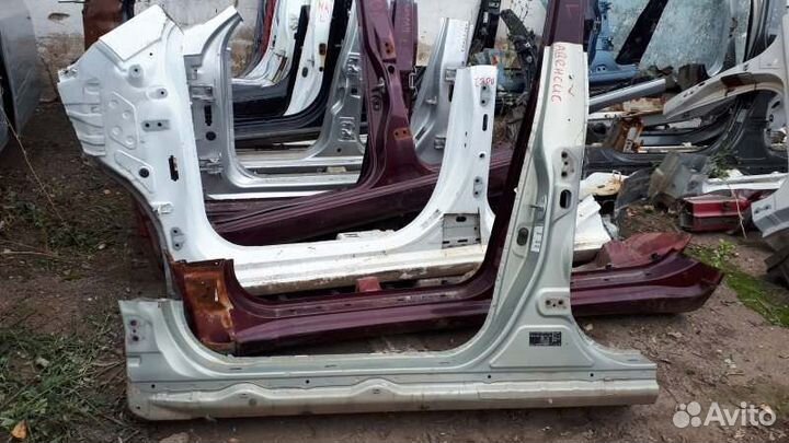 Порог левый Toyota Avensis AZT250L