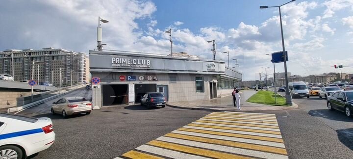 Торговое помещение при входе в ТЦ