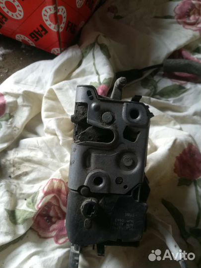 Продам замок передней правой двери пежо 308