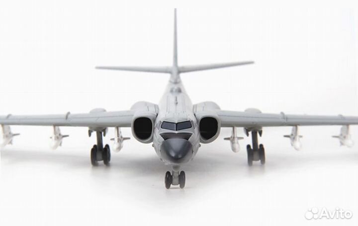 Модель самолета 1/144 Xian H-6K