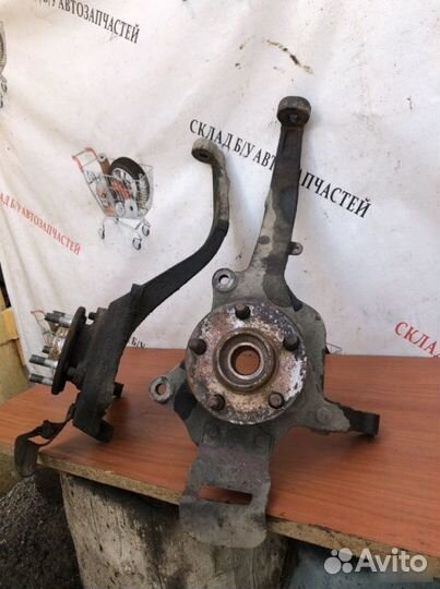 Поворотный кулак передний левый Dodge Stratus