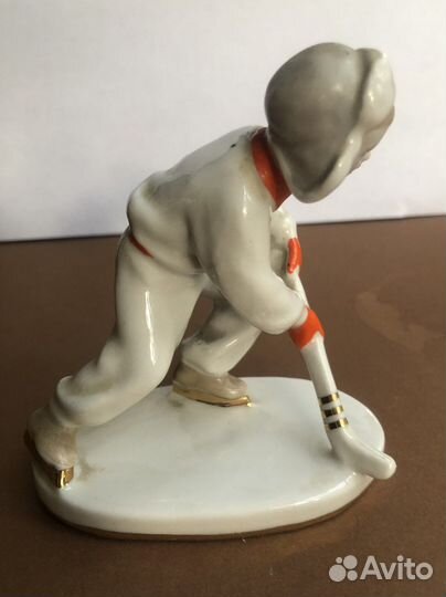 В Фарфоровая статуэтка 