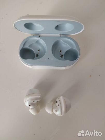 Беспроводные наушники Samsung galaxy buds