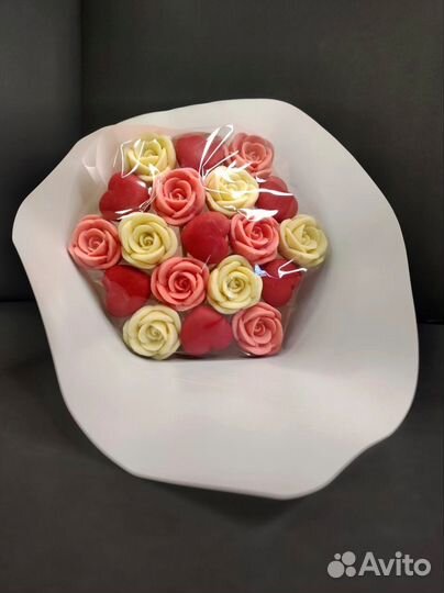 Шоколадные Розы и Сердца - 19 шт в Букете