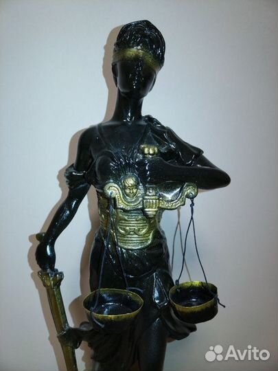 Статуэтка богини правосудию Фемида