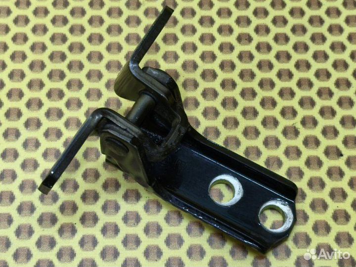 Петля двери задняя нижняя правая Mitsubishi