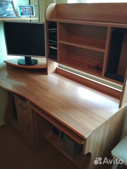 Компьютер и компьютерный стол