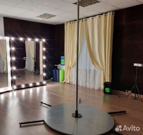 Пилон с подиумом