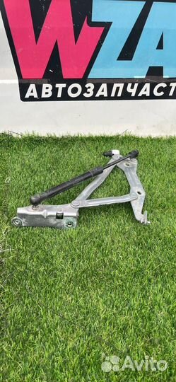 Петля крышки багажника левая Ford Mustang