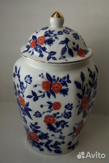 Ваза фарфоровая с красными розами