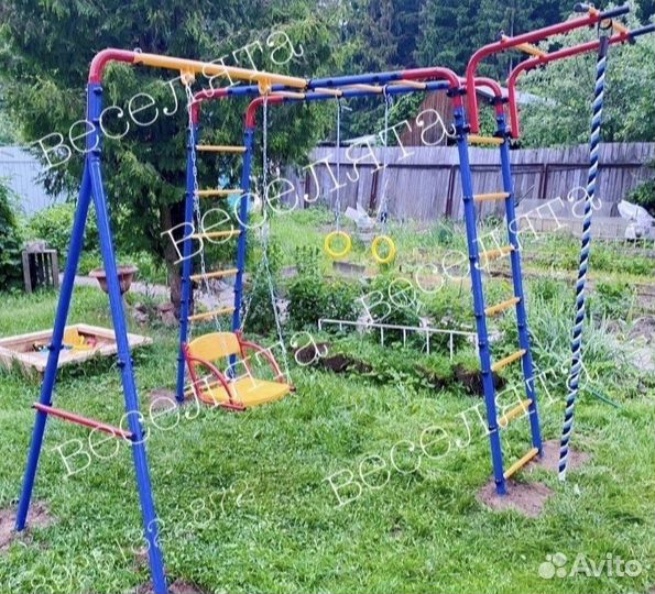 Качели для детей. Уличная площадка. Новая
