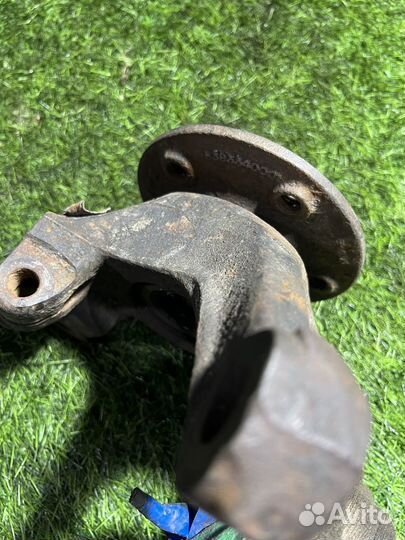 Поворотный кулак левый Mercedes Vito W638