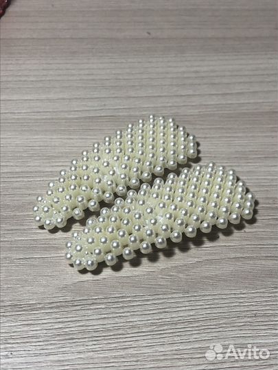 Заколка для волос белая с бусинками